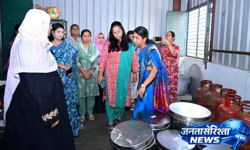 जिला Collector प्रतिमा सिंह ने स्कूल की साफ-सफाई और खाने की क्वालिटी पर ध्यान देने की अपील की जिला Collector प्रतिमा सिंह ने स्कूल की साफ-सफाई और खाने की क्वालिटी पर ध्यान देने की अपील की