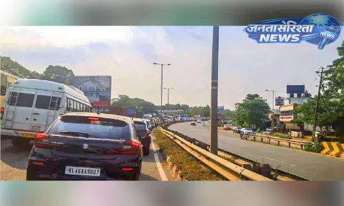 Kerala : चालकुडी पुल का एक हिस्सा बंद कर दिया गया है Kerala : चालकुडी पुल का एक हिस्सा बंद कर दिया गया है