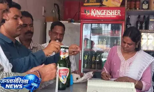 Vardhannapet के एक ग्राहक को लोकल वाइन शॉप पर बीयर की बोतल में मरा हुआ कीड़ा और फंगस मिला Vardhannapet के एक ग्राहक को लोकल वाइन शॉप पर बीयर की बोतल में मरा हुआ कीड़ा और फंगस मिला