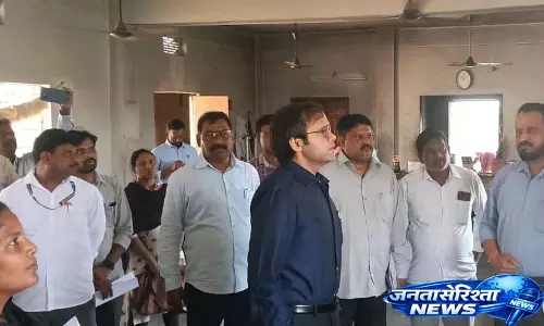 Collector Ankit ने टेकुलापल्ली स्कूल के इंस्पेक्शन के दौरान स्टूडेंट फैसिलिटी में लापरवाही के खिलाफ चेतावनी Collector Ankit ने टेकुलापल्ली स्कूल के इंस्पेक्शन के दौरान स्टूडेंट फैसिलिटी में लापरवाही के खिलाफ चेतावनी