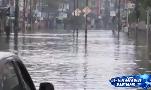 Assam Floods: भारी बारिश के दौरान गुवाहाटी में खुले नाले में महिला डूबी Assam Floods: भारी बारिश के दौरान गुवाहाटी में खुले नाले में महिला डूबी