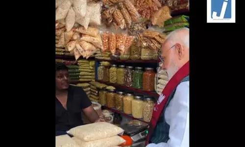 दुकान पर अचानक रुककर प्रधानमंत्री मोदी ने खाई थी झालमुड़ी, अब मुख्यमंत्री ने SPG को लेकर किया ये दावा