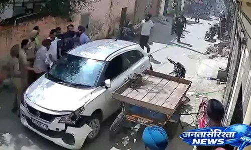 Ludhiana: पागल कार चोर ने गिरफ्तारी से बचने के लिए कई गाड़ियों को टक्कर मारी Ludhiana: पागल कार चोर ने गिरफ्तारी से बचने के लिए कई गाड़ियों को टक्कर मारी