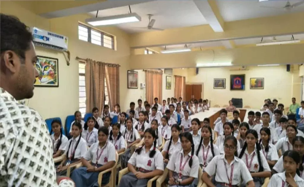 Farrukhabad: खगोल विज्ञान से रोचक बना स्कूल कार्यक्रम Farrukhabad: खगोल विज्ञान से रोचक बना स्कूल कार्यक्रम
