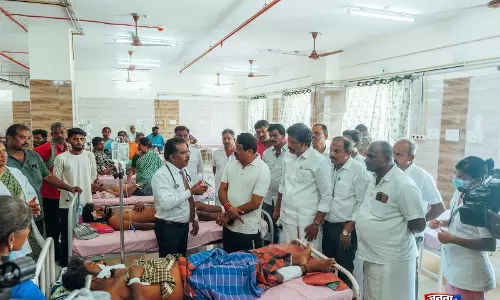 तमिलनाडु BJP प्रमुख नैनार नागेंथ्रन ने की विरुधुनगर धमाके में घायल लोगों से मुलाकात तमिलनाडु BJP प्रमुख नैनार नागेंथ्रन ने की विरुधुनगर धमाके में घायल लोगों से मुलाकात