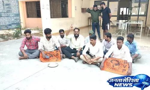 नलगोंडा के Mahatma Gandhi University में लड़कों के हॉस्टल के खाने में कीड़े मिले