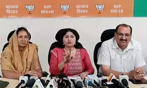 Hisar: नारी शक्ति वंदन अधिनियम पर बयानबाज़ी तेज Hisar: नारी शक्ति वंदन अधिनियम पर बयानबाज़ी तेज