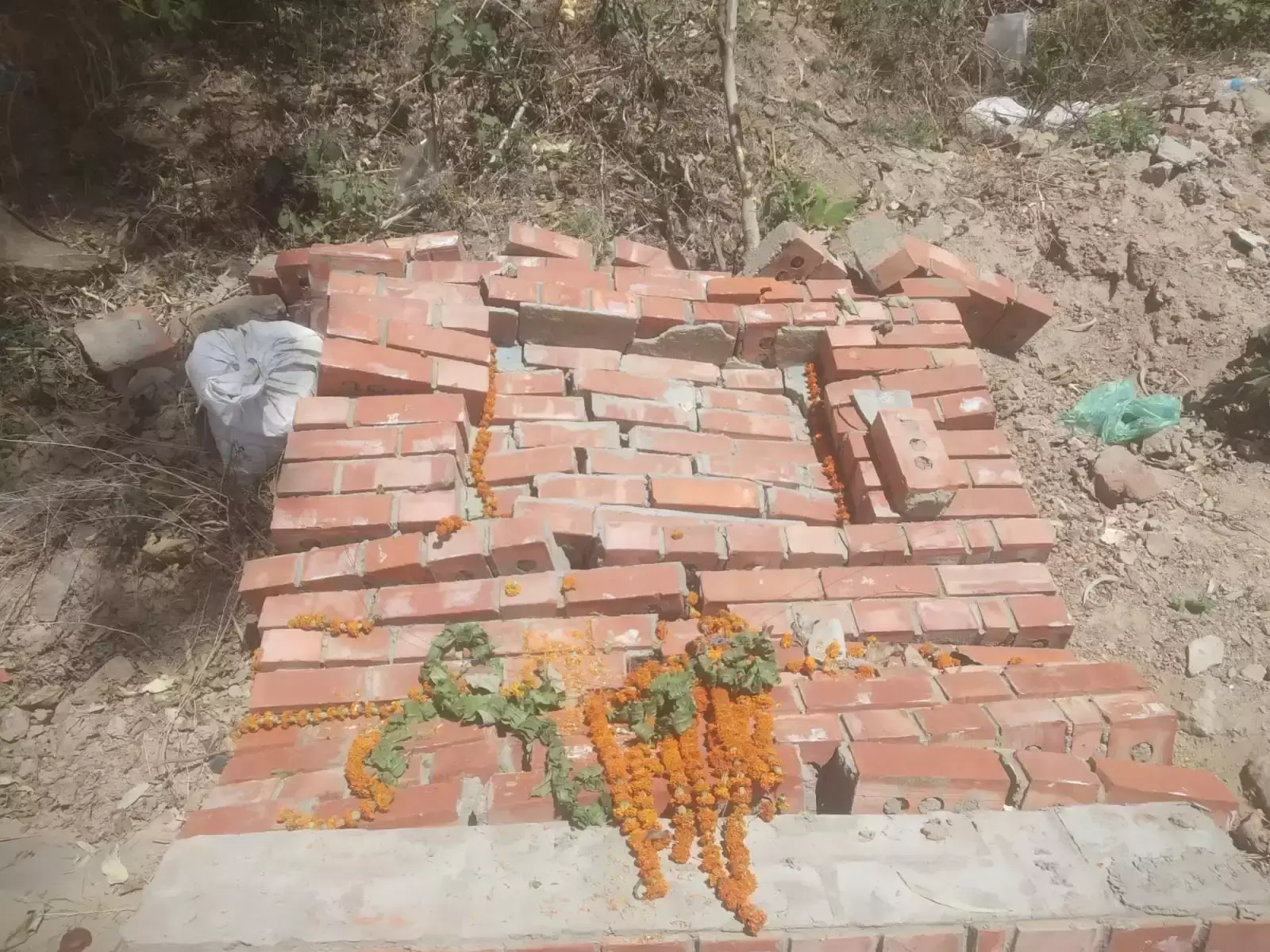 Nahan: दो शिलान्यास पट्टिकाएं तोड़ने की घटना से हड़कंप Nahan: दो शिलान्यास पट्टिकाएं तोड़ने की घटना से हड़कंप