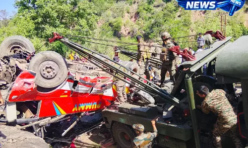 BIG BREAKING: 70 फीट गहरी खाई में गिरी बस, 21 की मौत