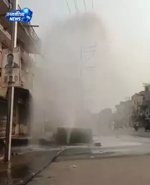 भाटागांव मेन रोड पाइपलाइन फूटी, पानी बर्बाद भाटागांव मेन रोड पाइपलाइन फूटी, पानी बर्बाद