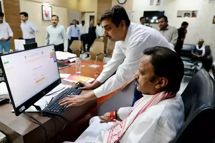 Bhopal: उप मुख्यमंत्री शुक्ल ने भरा स्वगणना फॉर्म, डिजिटल सुविधा की अपील Bhopal: उप मुख्यमंत्री शुक्ल ने भरा स्वगणना फॉर्म, डिजिटल सुविधा की अपील