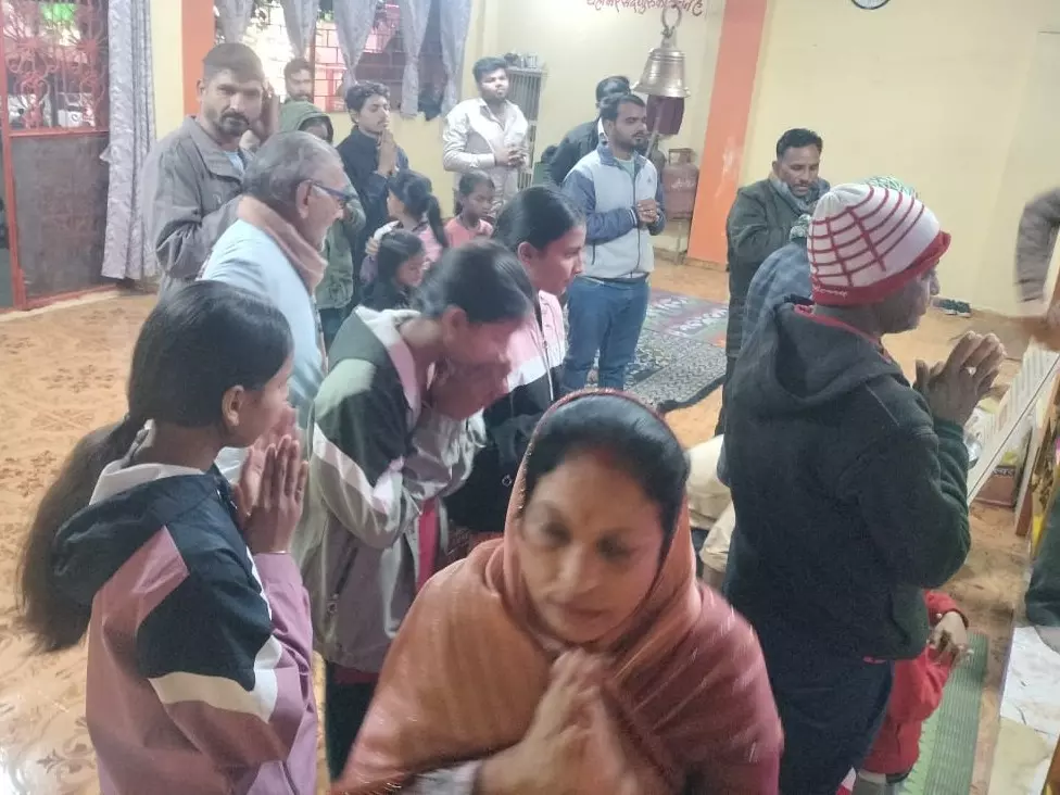 Jhabua: धार्मिक अनुष्ठान में भक्तों की भागीदारी Jhabua: धार्मिक अनुष्ठान में भक्तों की भागीदारी