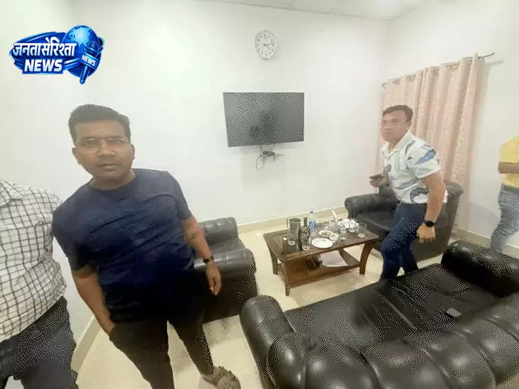 अफसरों का ग्रुप सरकारी गेस्ट हाउस में कर रहे थे शराब पार्टी, मंत्री ने एसपी को मिलाया फोन, हड़कंप अफसरों का ग्रुप सरकारी गेस्ट हाउस में कर रहे थे शराब पार्टी, मंत्री ने एसपी को मिलाया फोन, हड़कंप