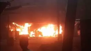 Mumbai: फोर्ट में आग का तांडव, कई दुकानें प्रभावित Mumbai: फोर्ट में आग का तांडव, कई दुकानें प्रभावित