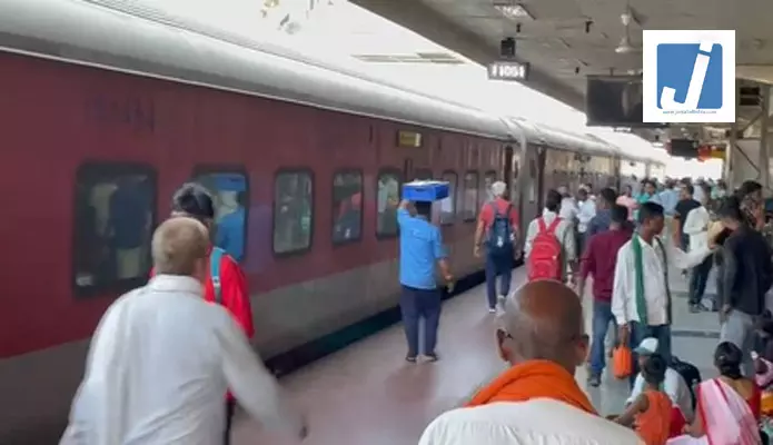 स्टेशन पर अचानक लिफ्ट गिरने से 4 यात्री फंसे, रेस्क्यू ऑपरेशन जारी स्टेशन पर अचानक लिफ्ट गिरने से 4 यात्री फंसे, रेस्क्यू ऑपरेशन जारी