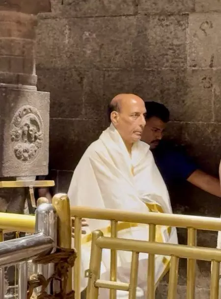 तिरुचेंदूर के सुब्रमण्य स्वामी मंदिर पहुंचे रक्षा मंत्री राजनाथ सिंह, कहा- दिव्य ऊर्जा से धन्य हुआ मन तिरुचेंदूर के सुब्रमण्य स्वामी मंदिर पहुंचे रक्षा मंत्री राजनाथ सिंह, कहा- दिव्य ऊर्जा से धन्य हुआ मन