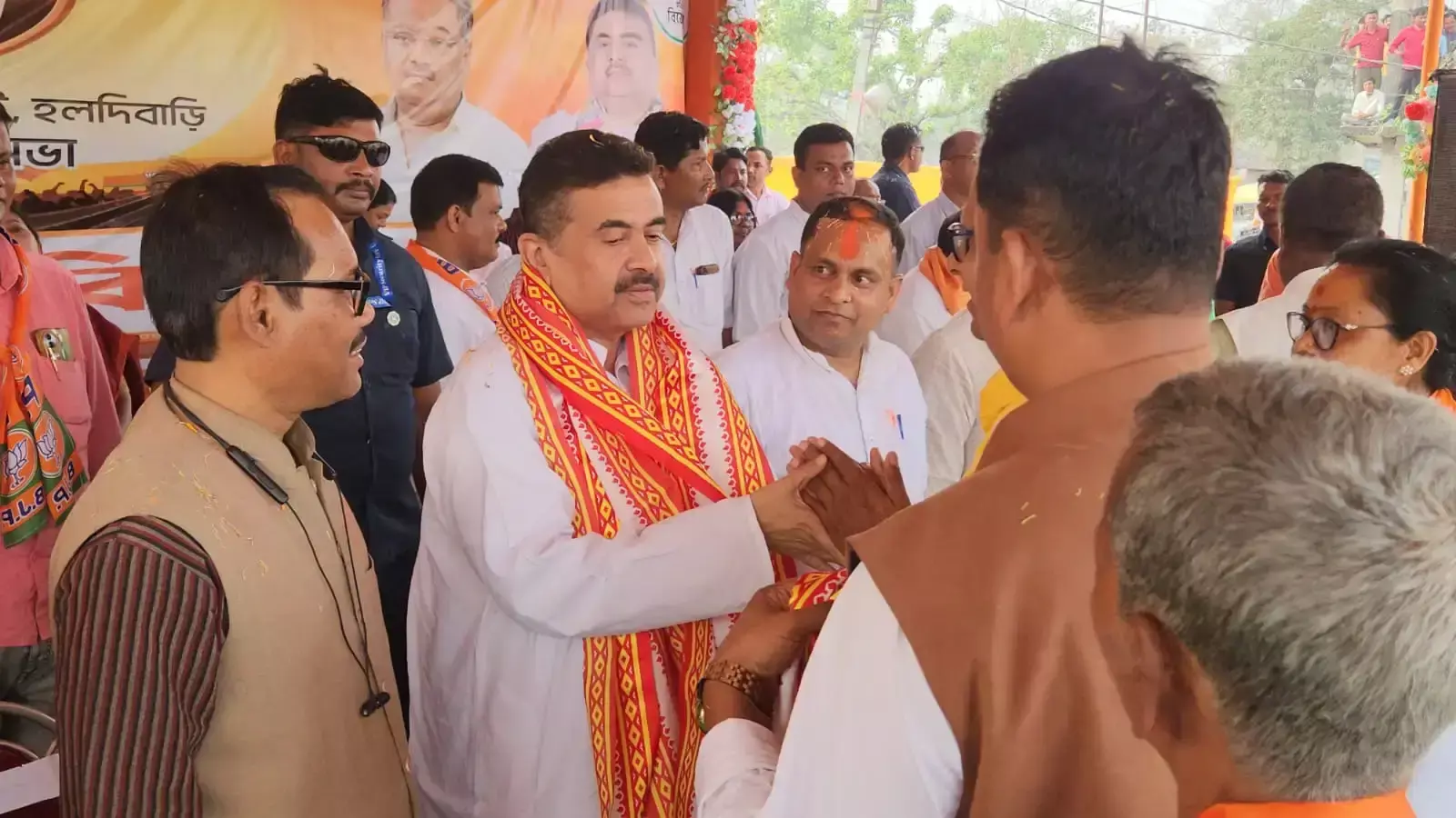 Kolkata: नौकरी घोटाले को लेकर बीजेपी का वार Kolkata: नौकरी घोटाले को लेकर बीजेपी का वार