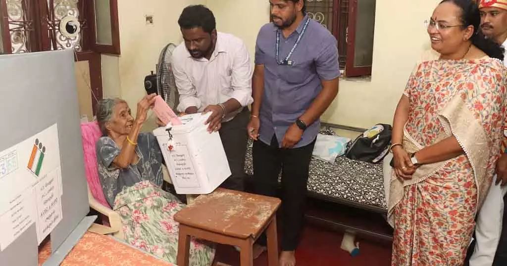 Chennai: 16 सीटों के लिए पोस्टल वोटिंग पूरी हुई Chennai: 16 सीटों के लिए पोस्टल वोटिंग पूरी हुई