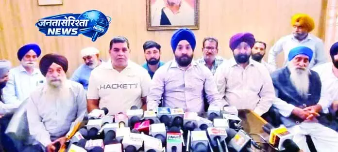 ट्रांसपोर्टरों की मुश्किलें बढ़ीं, AJKTWA ने सरकार पर उठाया आरोप ट्रांसपोर्टरों की मुश्किलें बढ़ीं, AJKTWA ने सरकार पर उठाया आरोप