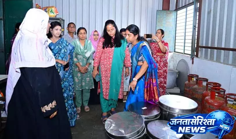 जिला Collector प्रतिमा सिंह ने स्कूल की साफ-सफाई और खाने की क्वालिटी पर ध्यान देने की अपील की जिला Collector प्रतिमा सिंह ने स्कूल की साफ-सफाई और खाने की क्वालिटी पर ध्यान देने की अपील की