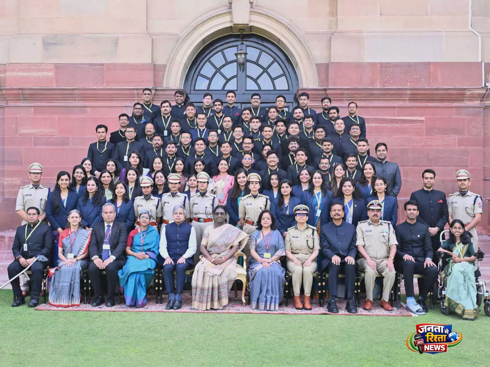 प्रोबेशनरी अधिकारियों ने President भवन में राष्ट्रपति मुर्मू से की मुलाकात प्रोबेशनरी अधिकारियों ने President भवन में राष्ट्रपति मुर्मू से की मुलाकात