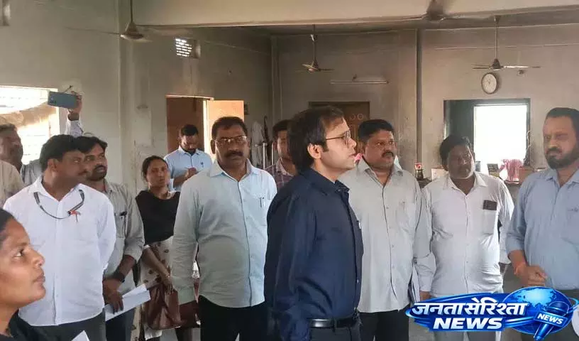 Collector Ankit ने टेकुलापल्ली स्कूल के इंस्पेक्शन के दौरान स्टूडेंट फैसिलिटी में लापरवाही के खिलाफ चेतावनी Collector Ankit ने टेकुलापल्ली स्कूल के इंस्पेक्शन के दौरान स्टूडेंट फैसिलिटी में लापरवाही के खिलाफ चेतावनी