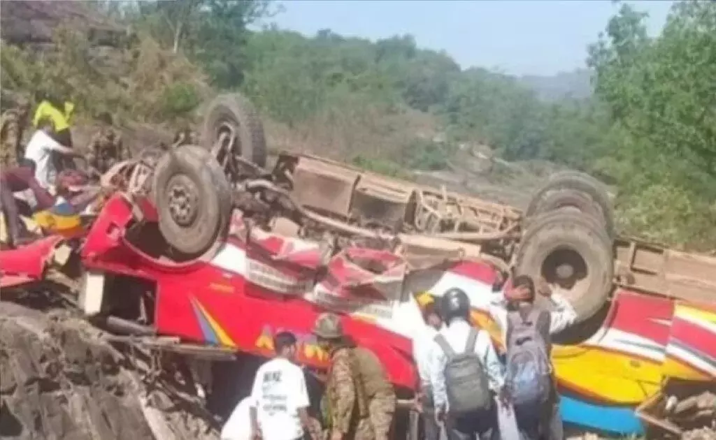 Jammu: जम्मू-कश्मीर में बस हादसा, कई लोगों की जान गई Jammu: जम्मू-कश्मीर में बस हादसा, कई लोगों की जान गई