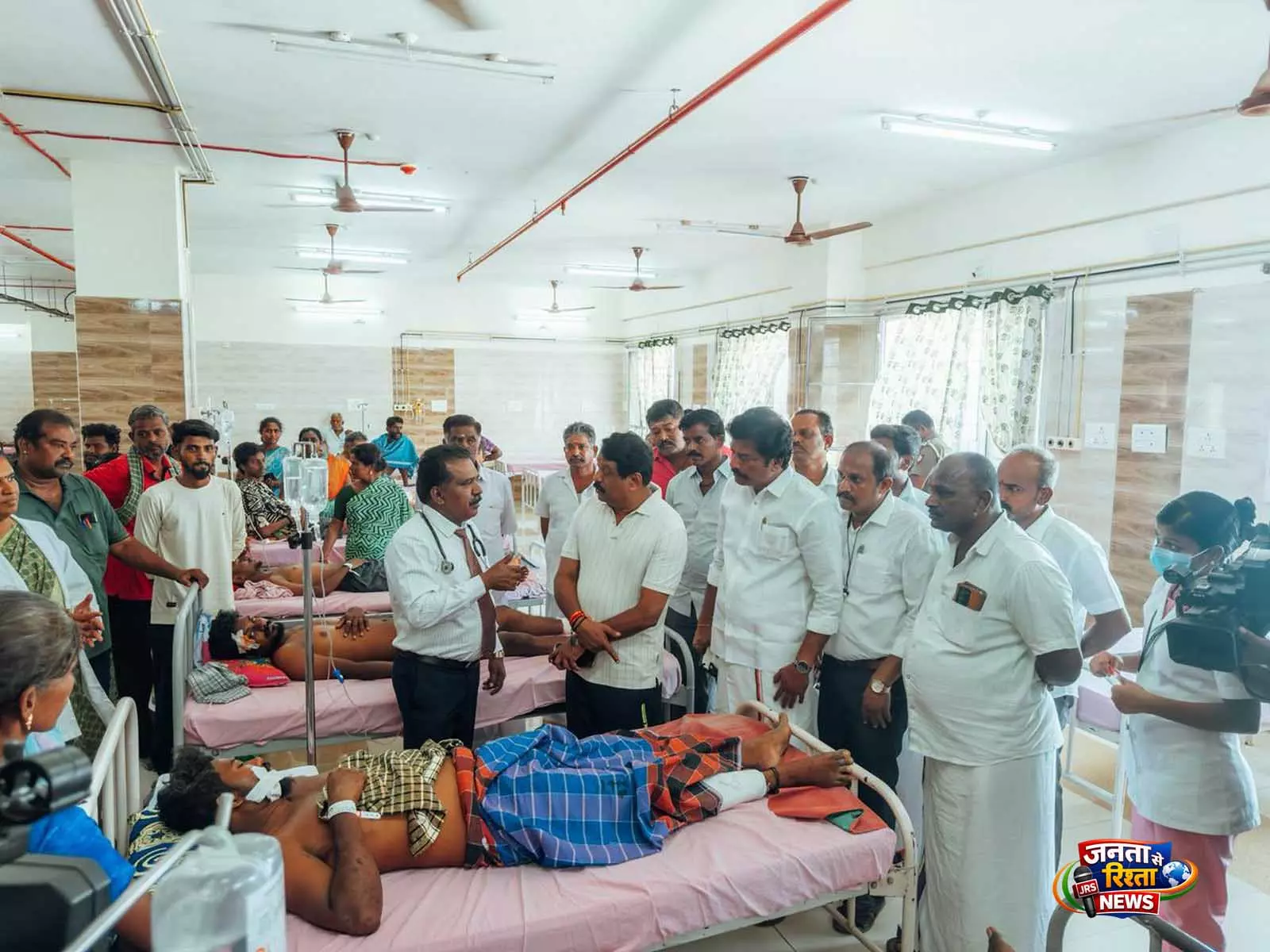 तमिलनाडु BJP प्रमुख नैनार नागेंथ्रन ने की विरुधुनगर धमाके में घायल लोगों से मुलाकात तमिलनाडु BJP प्रमुख नैनार नागेंथ्रन ने की विरुधुनगर धमाके में घायल लोगों से मुलाकात