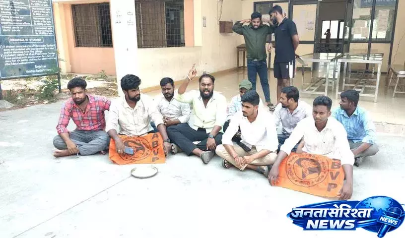 नलगोंडा के Mahatma Gandhi University में लड़कों के हॉस्टल के खाने में कीड़े मिले नलगोंडा के Mahatma Gandhi University में लड़कों के हॉस्टल के खाने में कीड़े मिले