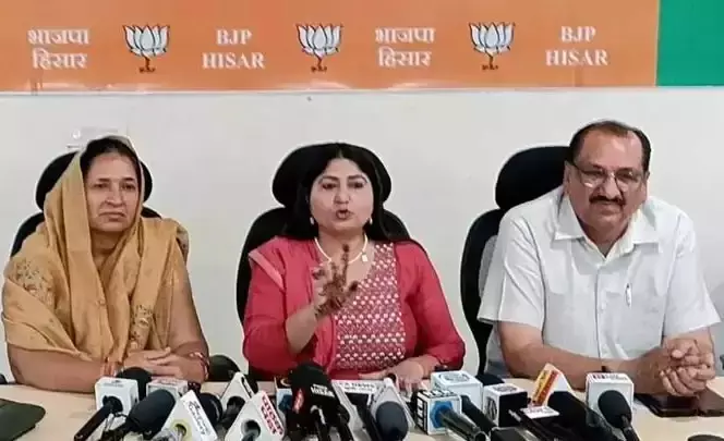 Hisar: नारी शक्ति वंदन अधिनियम पर बयानबाज़ी तेज Hisar: नारी शक्ति वंदन अधिनियम पर बयानबाज़ी तेज