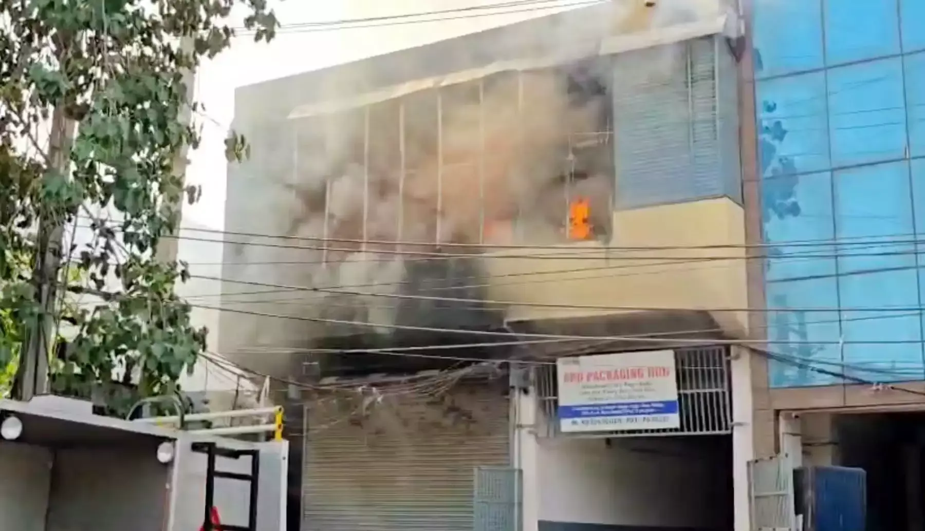 Gurugram: पैकेजिंग वेयरहाउस में आग, लाखों की संपत्ति जली Gurugram: पैकेजिंग वेयरहाउस में आग, लाखों की संपत्ति जली
