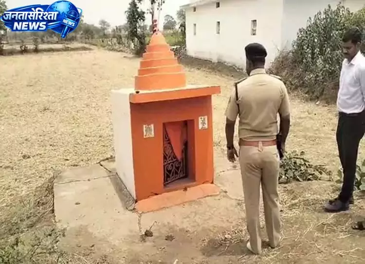 हनुमान मूर्ति खंडित करने पर उबाल, ग्रामीणों ने 4 घंटे तक किया चक्काजाम हनुमान मूर्ति खंडित करने पर उबाल, ग्रामीणों ने 4 घंटे तक किया चक्काजाम