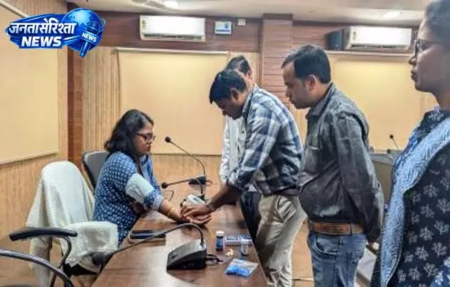 मुख्यमंत्री स्वस्थ बस्तर अभियान के अंतर्गत कलेक्टर ने अपनी स्वास्थ्य जांच कराई मुख्यमंत्री स्वस्थ बस्तर अभियान के अंतर्गत कलेक्टर ने अपनी स्वास्थ्य जांच कराई