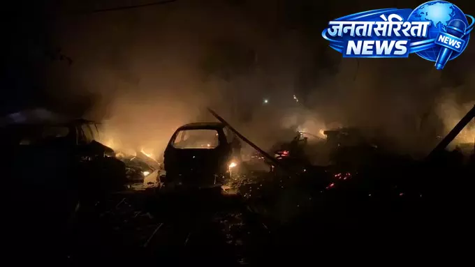 FIRE: कार रिपेयरिंग दुकान में भीषण आग, दमकल ने पाया काबू FIRE: कार रिपेयरिंग दुकान में भीषण आग, दमकल ने पाया काबू