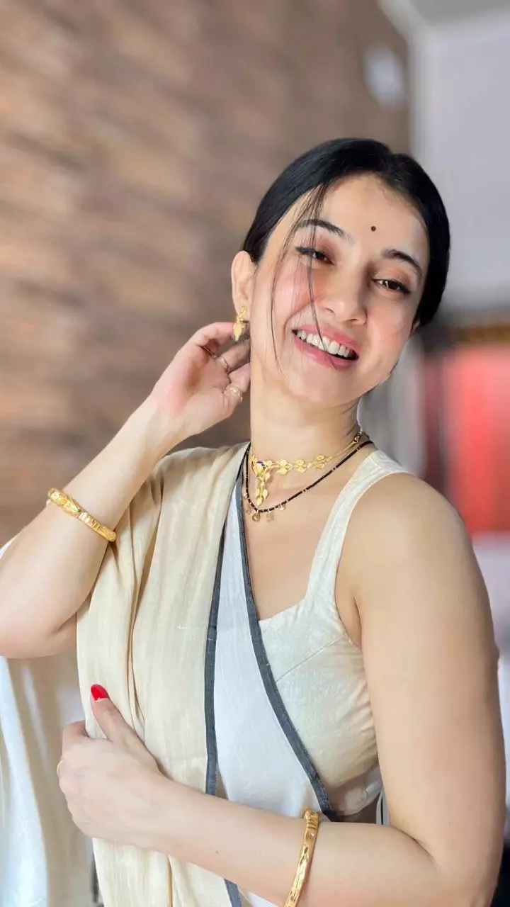 साड़ी में खूबसूरत लगी मोनामी घोष