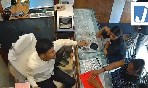 बड़ी लूट का LIVE वीडियो...20 लाख के गहने ले गए