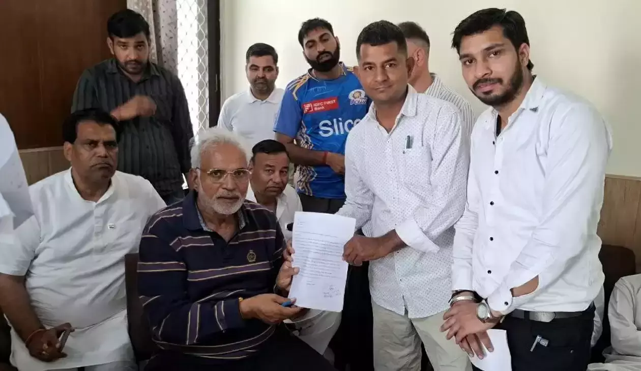 Hisar: शिष्टमंडल ने मंत्री-विधायकों को सौंपा ज्ञापन Hisar: शिष्टमंडल ने मंत्री-विधायकों को सौंपा ज्ञापन