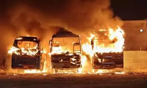 Mumbai: वडाला में आग से निजी बसों का नुकसान Mumbai: वडाला में आग से निजी बसों का नुकसान