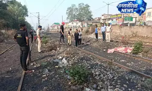 मालगाड़ी के सामने कूदा युवक, पटरी में मिली लाश मालगाड़ी के सामने कूदा युवक, पटरी में मिली लाश