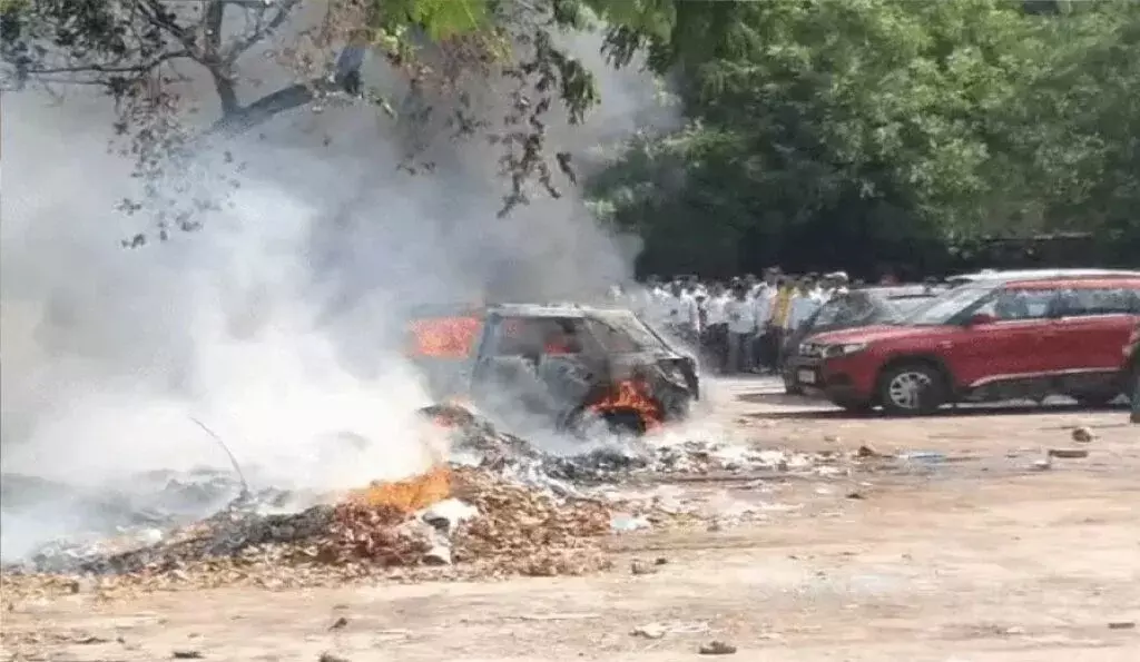 Agra: दीवानी परिसर में आग, कई वाहन जलकर नष्ट Agra: दीवानी परिसर में आग, कई वाहन जलकर नष्ट
