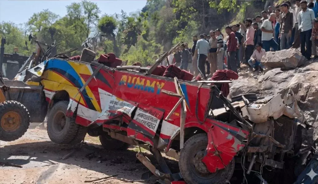 Udhampur: बस खाई में गिरी, कई यात्रियों की जान गई Udhampur: बस खाई में गिरी, कई यात्रियों की जान गई