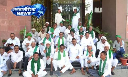 Karnal में किसानों का विरोध, मार्केट कमेटी का गेट बंद किया