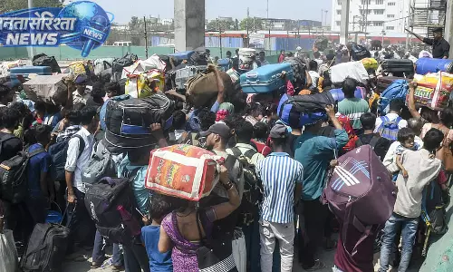 Surat : उधना स्टेशन पर प्रवासी मजदूरों की भारी भीड़, स्पेशल ट्रेन से सैकड़ों यात्री रवाना Surat : उधना स्टेशन पर प्रवासी मजदूरों की भारी भीड़, स्पेशल ट्रेन से सैकड़ों यात्री रवाना