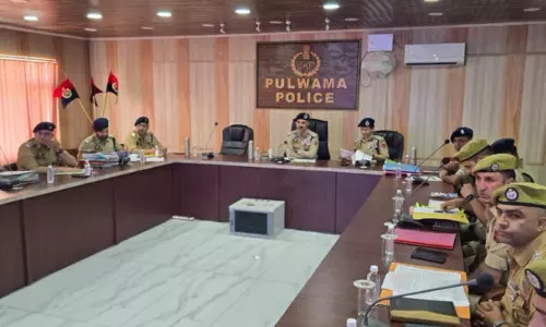 Srinagar: पुलवामा में डीआईजी ने सुरक्षा समीक्षा बैठक की अध्यक्षता की