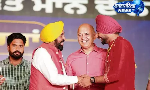 पंजाब चुनाव: पंजाबी गायकों ने AAP रैलियों में बढ़ाई धूम पंजाब चुनाव: पंजाबी गायकों ने AAP रैलियों में बढ़ाई धूम
