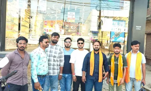 Farrukhabad: लेंसकार्ट शोरूम पर हिंदू रक्षा दल का प्रदर्शन Farrukhabad: लेंसकार्ट शोरूम पर हिंदू रक्षा दल का प्रदर्शन