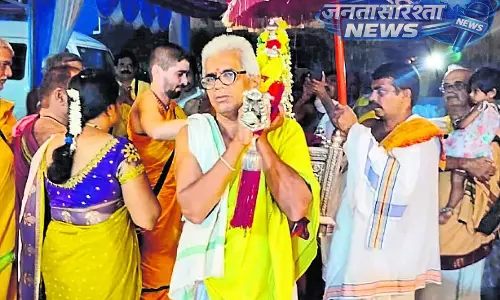 Karnataka : रामचंद्रपुरा मठ की स्वर्ण पादुका शोभायात्रा Karnataka : रामचंद्रपुरा मठ की स्वर्ण पादुका शोभायात्रा