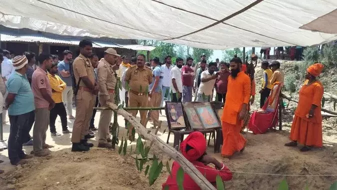 Barabanki: मठ में विवाद के बाद पुलिस-प्रशासन अलर्ट Barabanki: मठ में विवाद के बाद पुलिस-प्रशासन अलर्ट