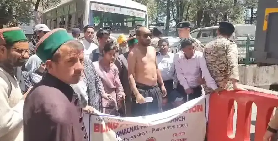 Shimla: शिमला में मांगों को लेकर सड़कों पर उतरे दृष्टिहीन Shimla: शिमला में मांगों को लेकर सड़कों पर उतरे दृष्टिहीन