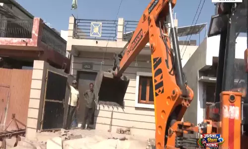 Dhandhuka हत्याकांड के बाद प्रशासन की बड़ी कार्रवाई, आरोपी के अवैध निर्माण पर बुलडोजर चला
